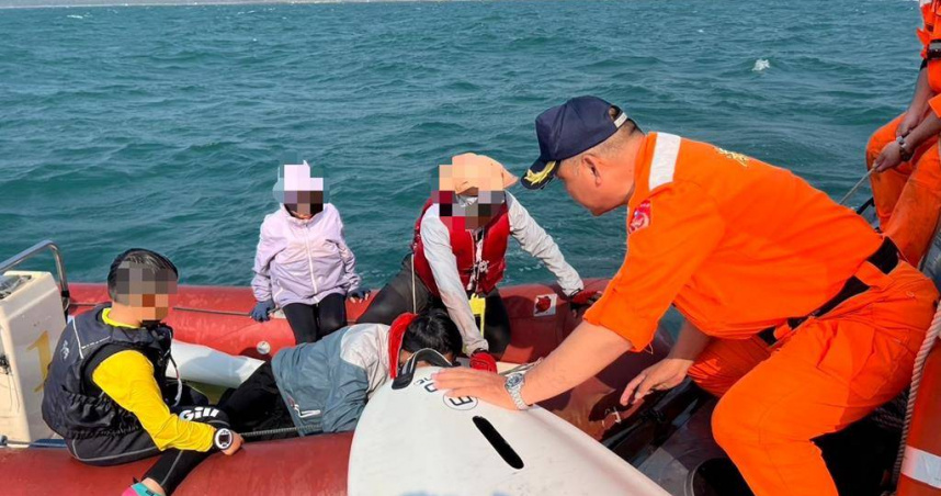台南海巡隊花了1個小時將13人帶回台南海巡隊碼頭。（圖／讀者提供／曹婷婷台南傳真）