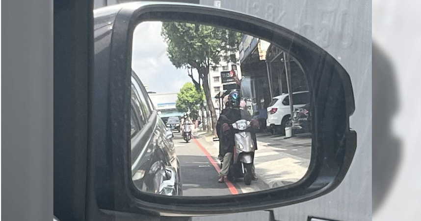 蘇女等紅燈時被後方機車追撞，機車騎士與乘客趁亂離開現場。（示意圖／報系資料照）