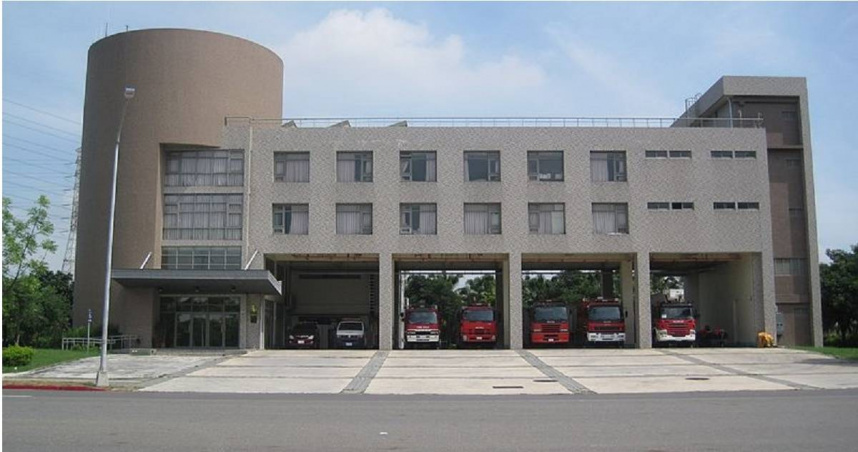 台南市安定區1家電鍍廠發生工安意外，消防人員獲報後將傷者緊急送醫治療。（示意圖／台南市政府消防局第四大隊臉書）