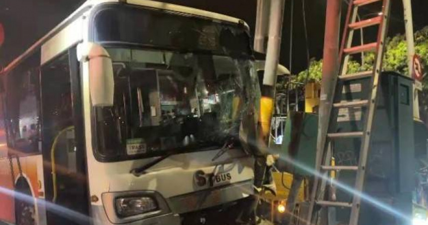 蕭男駕駛公車突自撞分隔島，導致紅綠燈號誌慘被撞歪，僅造成駕駛受皮肉傷。（圖／翻攝畫面）