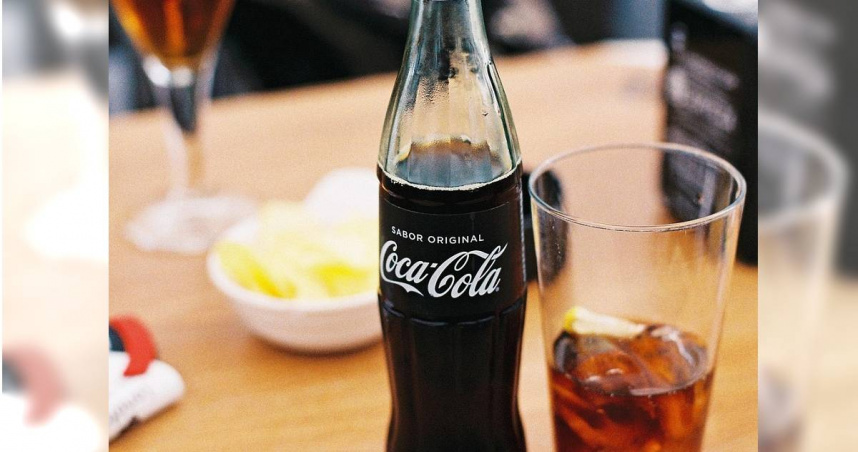 美國威斯康辛州發生一起恐怖犯罪！一名女子飲用自己放在辦公桌上的可樂時，發現飲料有股「怪異化學味」，於是她便架設監視器想一探究竟，怎料竟拍到34歲男同事羅斯在她的飲料裡滴入強力膠。（示意圖／翻攝自pixabay）