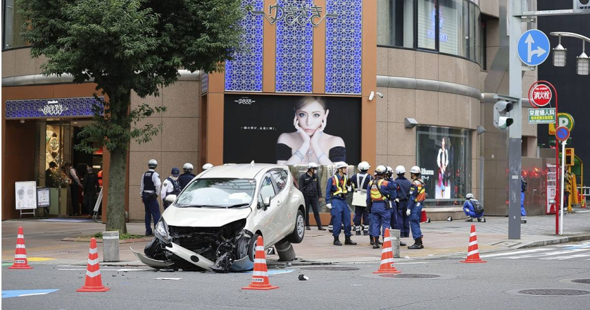 日本名古屋市中區驚傳重大車禍事故！一輛汽車今（1日）下午行經中區榮3丁目的十字路口時，突失控衝上人行道，導致7人遭撞受傷，其中還包括一名男嬰及女童。（圖／達志／美聯社）