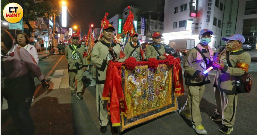 大甲媽繞境第二天吸引如織信徒。（圖／趙世勳攝）