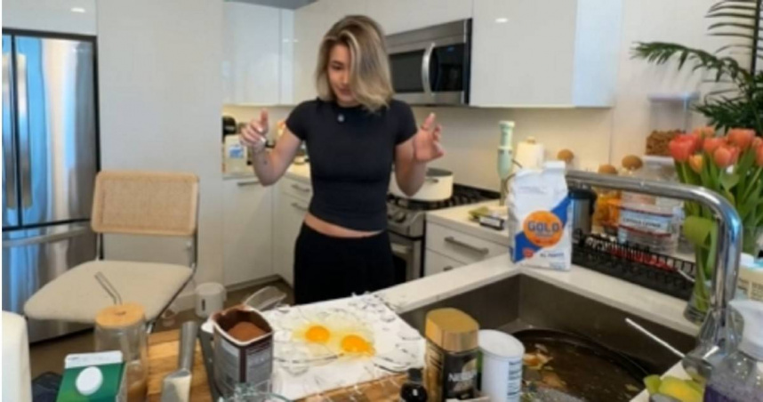 美國知名實況主「安布許」將兩顆雞蛋打入玻璃調理盆內，沒想到下一秒玻璃盆竟無預警爆裂。（圖／翻攝安布許X）