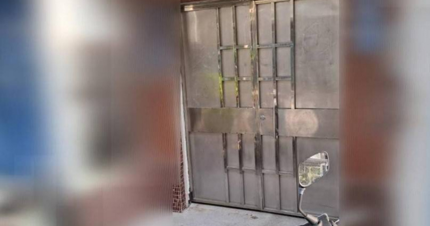 高雄1棟公寓發現獨居男子陳屍客廳並飄惡臭，警方已報請檢方相驗遺體釐清死因。（圖／翻攝畫面）