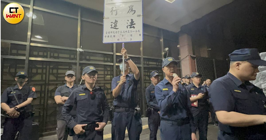 中正一分局長張嘉煌在晚間9時50分左右第四度舉牌，命令解散活動。（圖／陳柔瑜攝）