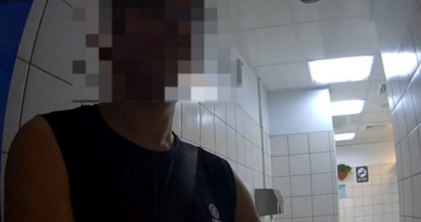 蔡男趁隙潛入賣場女廁，並從隔板縫隙偷拍女生如廁，最終被警方查獲法辦。（圖／翻攝畫面）