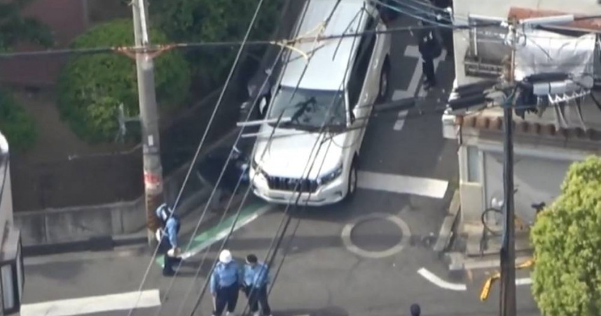 日本大阪今（1）日驚傳一起男子駕車刻意衝撞路人的事件，有7名小學生被撞傷。（圖／翻攝自YouTube／毎日新聞）