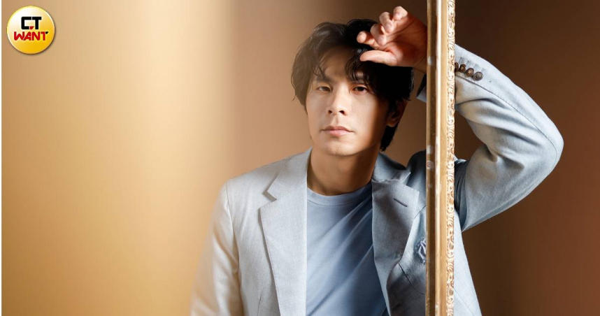 dunhill藍色T恤、duhill藍色外套、dunhill白色牛仔褲、dunhill綁帶休閒鞋（圖／林士傑攝）