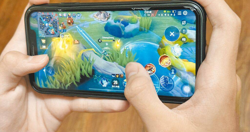 學生高度使用手機，不外乎玩手遊、社交媒體等，手機犯罪也成不容小覷的課題。示意照，非新聞事件當事人。（圖／報系資料照片）