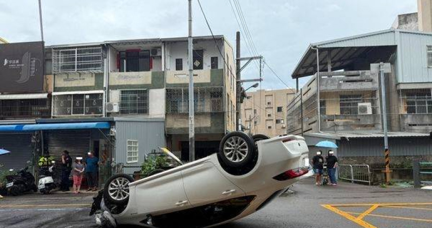 酒駕男自撞站牌翻車，四輪朝天還波及無辜車主。（ 圖／翻攝畫面）