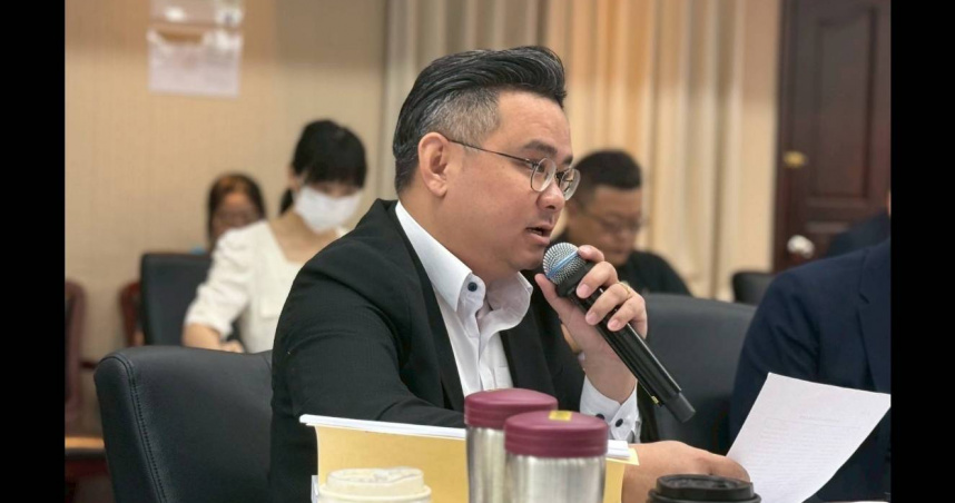 立委黃健豪表示，外界質疑資安法修正案有如「數位中介法」借屍還魂，國民黨為求謹慎，主張初審暫時保留條文，再做協商，確保民間企業與民眾的隱私權及財產權（圖／摘自黃健豪臉書）