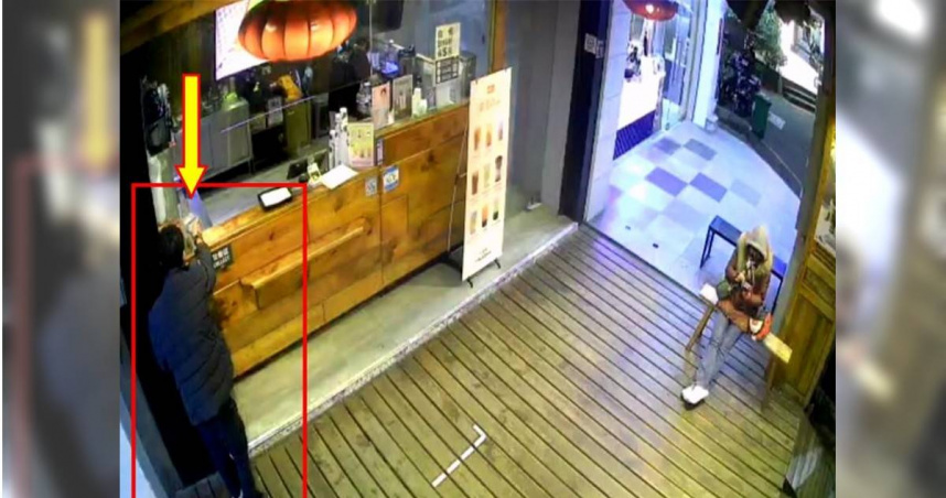 石膏哥（左）無視一旁的民眾，竟直接取走愛心箱。（圖／民眾提供／中國時報記者寶智華台中傳真）