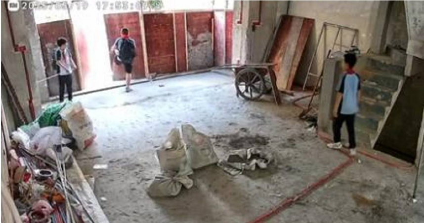 裝修現場被闖入亂動，王先生提供的監視器畫面可見孩子進入屋內後對木板猛踹，畫面曝光引爆網路熱議。（圖／紅星新聞）