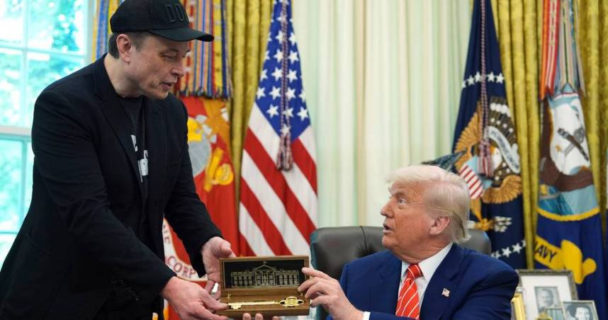 川普在白宮橢圓形辦公室幫馬斯克舉行告別儀式。（圖／達志／美聯社）