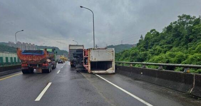 台62貨櫃車突閃車自翻，9.2公里驚現貨物滿地亂飛。（ 圖／翻攝畫面）