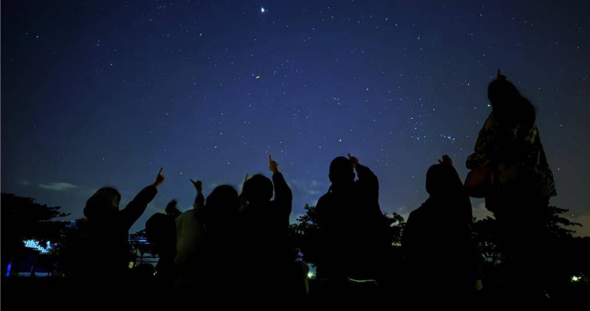 罕見的「白晝流星雨」白羊座流星雨將在7日凌晨3時至天亮前達到極大值，屏東縣車城國小南十字天文台從凌晨1時至5時將開放觀星。（圖／翻攝畫面）