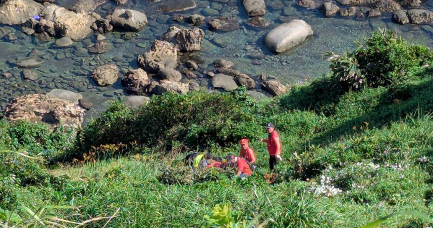 基隆市消防局7日上午獲報，失蹤10日的婦人在八斗子山區尋獲，立即趕往現場以吊掛方式救出，並緊急送醫急救。（翻攝照片／張志康基隆傳真）