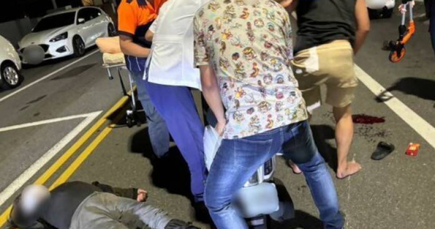 郭姓通緝犯騎機車撞上闖紅燈行人，造成雙雙受傷送醫，結果被警方識破身分解送歸案。（圖／翻攝畫面）