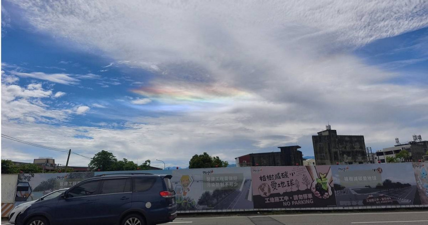 今（14）日上午，雲林縣斗六市天空出現傳說中的「七彩祥雲」，絢爛的景象引起眾多民眾拿出手機搶拍。（圖／翻攝FB／斗六人社交圈）