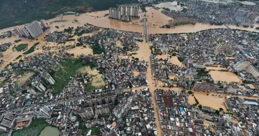 中國大陸廣東省肇慶市懷集縣近日遭遇百年一遇的特大暴雨侵襲。（圖／翻攝自千龍網）