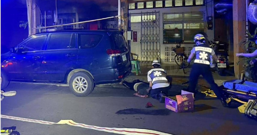 昨（21）日晚間8時許，高雄市新興區仁愛二街上一處透天厝發生火警，61歲何姓父親抱著4歲兒子緊急逃生時不慎從2樓墜落，重傷昏迷，幸經送醫緊急開刀治療後無大礙。（圖／翻攝畫面）