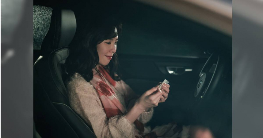 《慶祝》天心從幸運餅乾中看到「忠於自己」四字後突然頓悟，未來想要忠於自己而活。（圖／寬想國際娛樂）