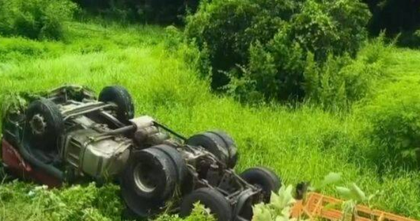 聯結車衝破護欄翻落邊坡。（ 圖／翻攝畫面）