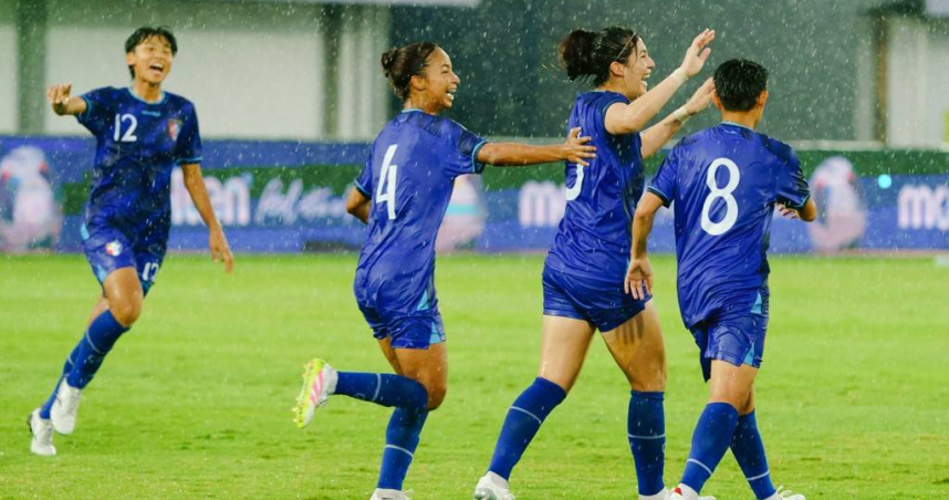 中華隊後衛蘇芯芸（右二）在上半場補時攻破吉爾吉斯大門，與隊友開心慶祝。（圖／翻攝畫面）