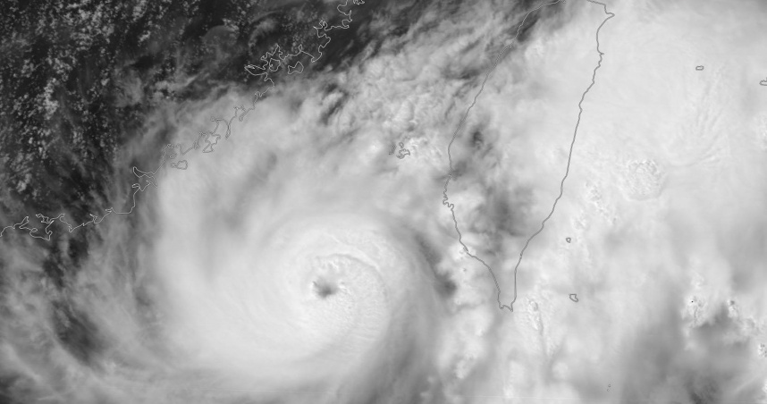 第4號颱風「丹娜絲」已於今天（6日）上午11時增強為中度颱風。（圖／翻攝自臉書／台灣颱風論壇｜天氣特急）