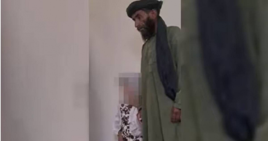 近日，阿富汗南部赫爾曼德省一名6歲女童被父親以金錢交易的方式，「嫁／賣」給了一名已經擁有2名妻子的45歲男性。（圖／翻攝Amu.tv）