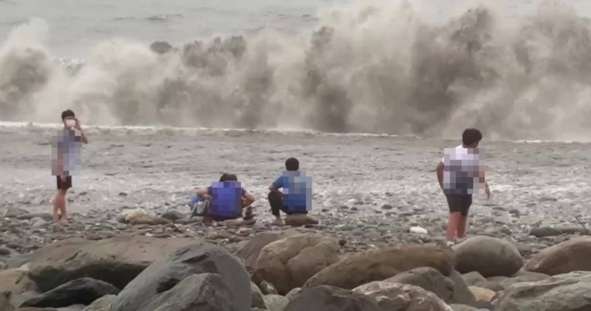 薇帕颱風影響，台東各地大雨成災，海濱公園卻出現一批觀浪民眾。（圖／翻攝畫面）