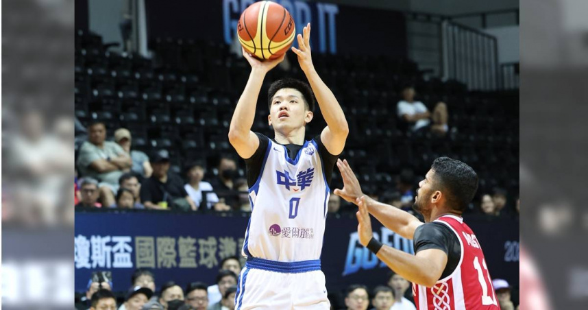林庭謙（左）20日為中華藍攻下27分，助隊大勝日本。（圖／中華籃協提供）