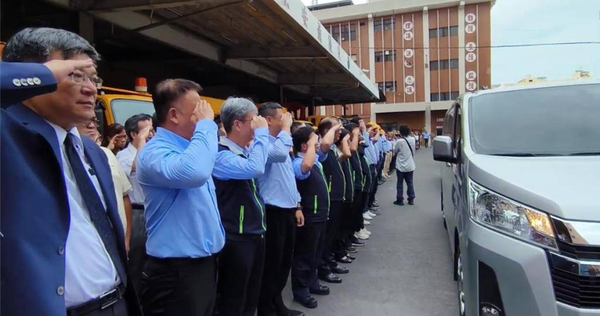 台電員工李元瀚在搶救風災電力時不幸觸電殉職，台電董事長曾文生22日率領同仁向他告別，高喊「任務結束」，氣氛肅穆哀戚。