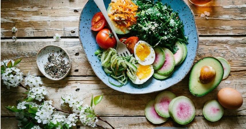 對於嗜吃如命、無法退讓的台灣人來說，「葷素戀」是大多數人難解的習題。（圖／翻攝unsplash）