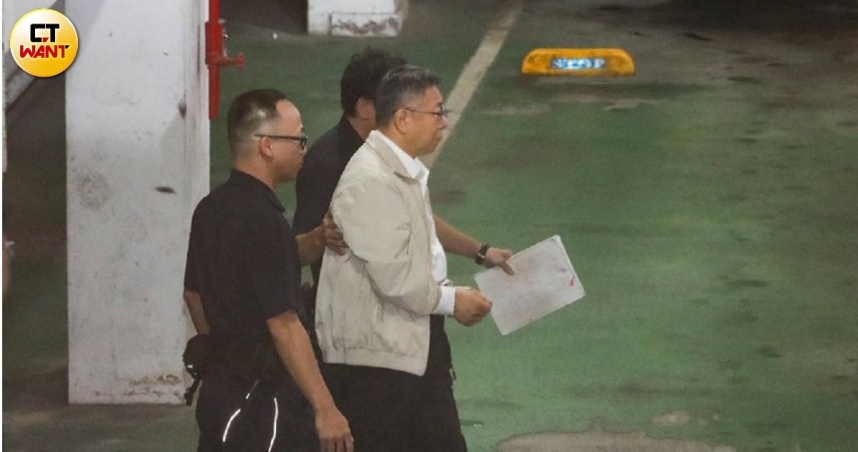 台北高等行政法院25日裁定駁回民眾黨創黨主席柯文哲（右）律師團726大罷免投票聲請。（資料照／劉耿豪攝）