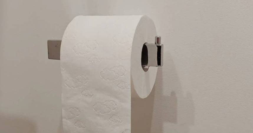 有正妹搭飛機時肚子劇痛，在機上廁所狂拉，被請下飛機外還導致下一趟航班被迫取消，為了要消毒清潔。（示意圖／Pexels）