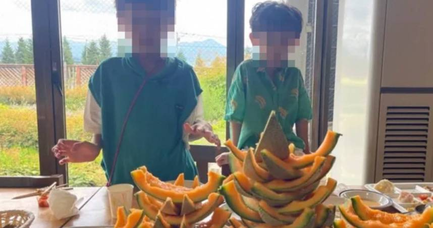 插畫家彎彎全家到北海道大嗑哈密瓜，因為沒吃乾淨被出征。（圖／翻攝彎彎臉書）