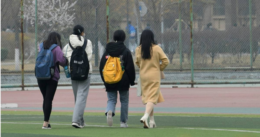 一名女學生質疑，大學系上的直屬制度竟需先繳1100元，讓她不能接受。（示意圖／Unsplash）