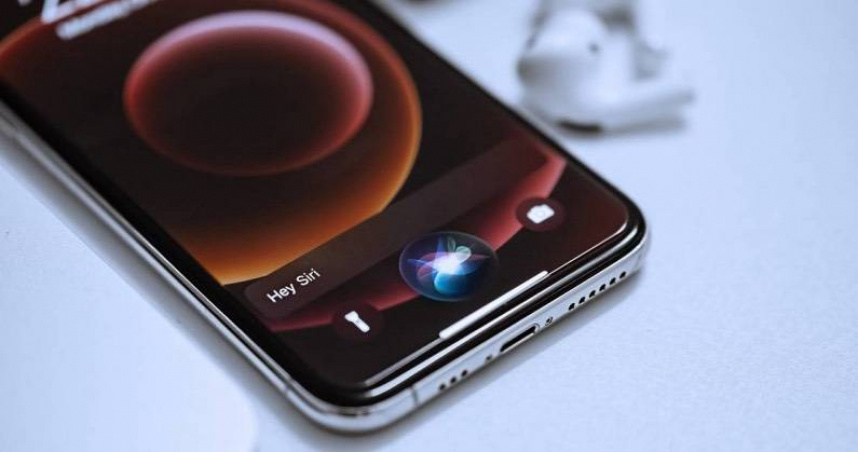 蘋果正與Alphabet計劃在新版Siri助理中採用Google的Gemini AI模型。（圖／unsplash）