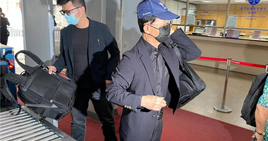 台北地院審理民眾黨前主席柯文哲涉京華城案，以證人身分傳喚台北市前副市長彭振聲（圖右）彭的兒子（圖左）陪同出庭作證。（圖／中國時報林偉信攝）