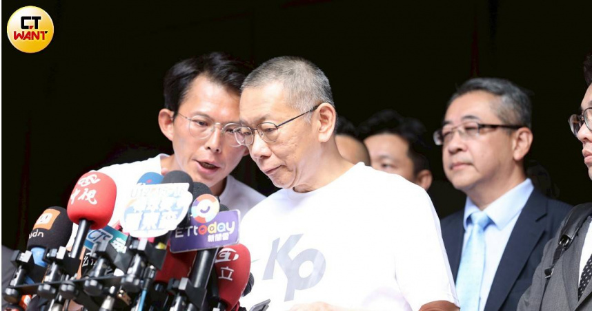 交保後首次發聲，柯文哲強調絕不投降、絕不屈服。（圖／劉耿豪攝）