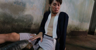 靠巨蟒狂鑽胯下 泰國鮮肉爆笑演出《淒厲人僧》