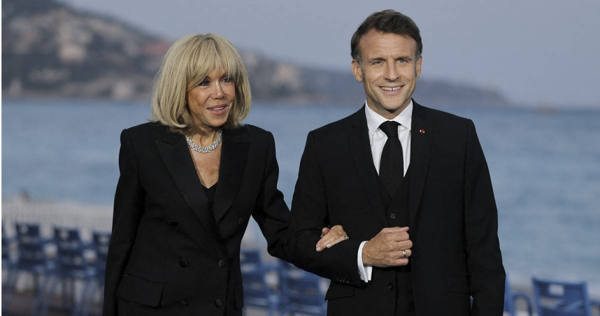 法國總統馬克宏（Emmanuel Macron）與妻子碧姬（Brigitte Macron）因遭捲入「變性與身份竊取」等荒謬陰謀論，正式提告。（圖／達志／美聯社）