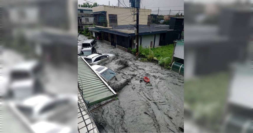 花蓮縣馬太鞍溪堰塞湖再傳潰堤，恐有3000噸水量傾瀉而出。（圖／翻攝畫面）