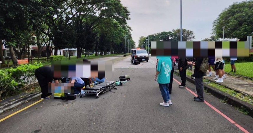 屏科大20歲邱姓男大生1日騎機車行經孟祥體育館前學府路時，不慎自撞分隔島，搶救後不治。（圖／警方提供／中國時報謝佳潾屏東傳真）