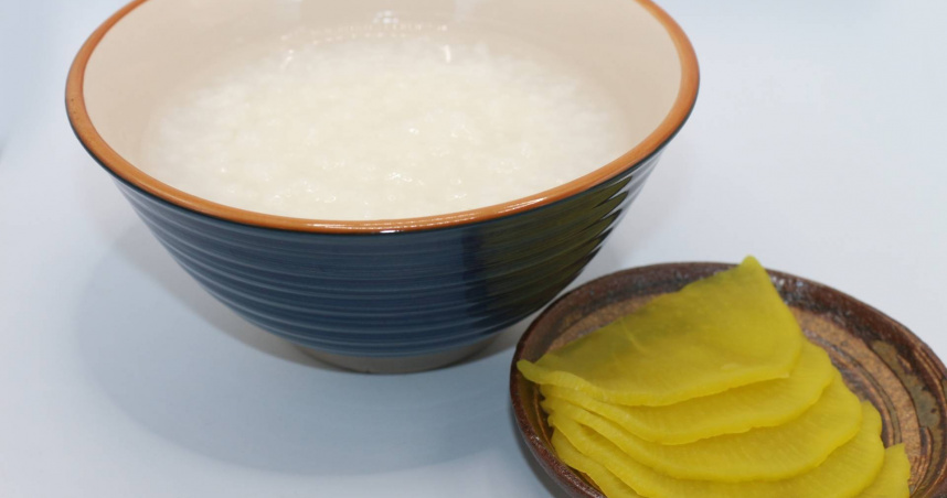 一名老婦長期吃稀飯配醬瓜，缺乏蛋白質攝取。（示意圖／Photo AC）