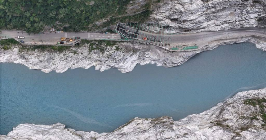 立霧溪上游燕子口邊坡坍塌處形成堰塞湖，水位持續上漲。（圖／翻攝自公路局臉書）