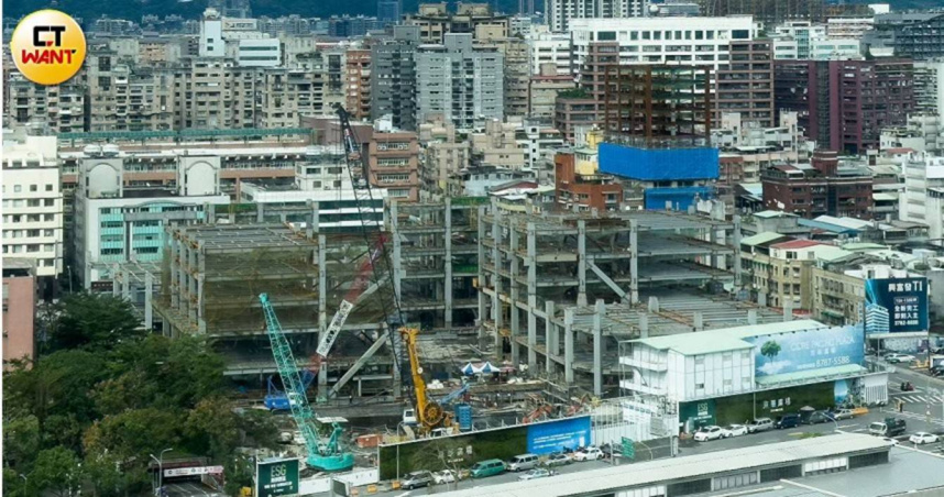 北市京華廣場重建案容積獎勵引發駁火。（圖／黃威彬攝）