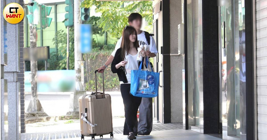 本月17日中午12點半，從韓國來台的新男友拖著行李跟著邱偲琹回到新家。（圖／本刊攝影組）